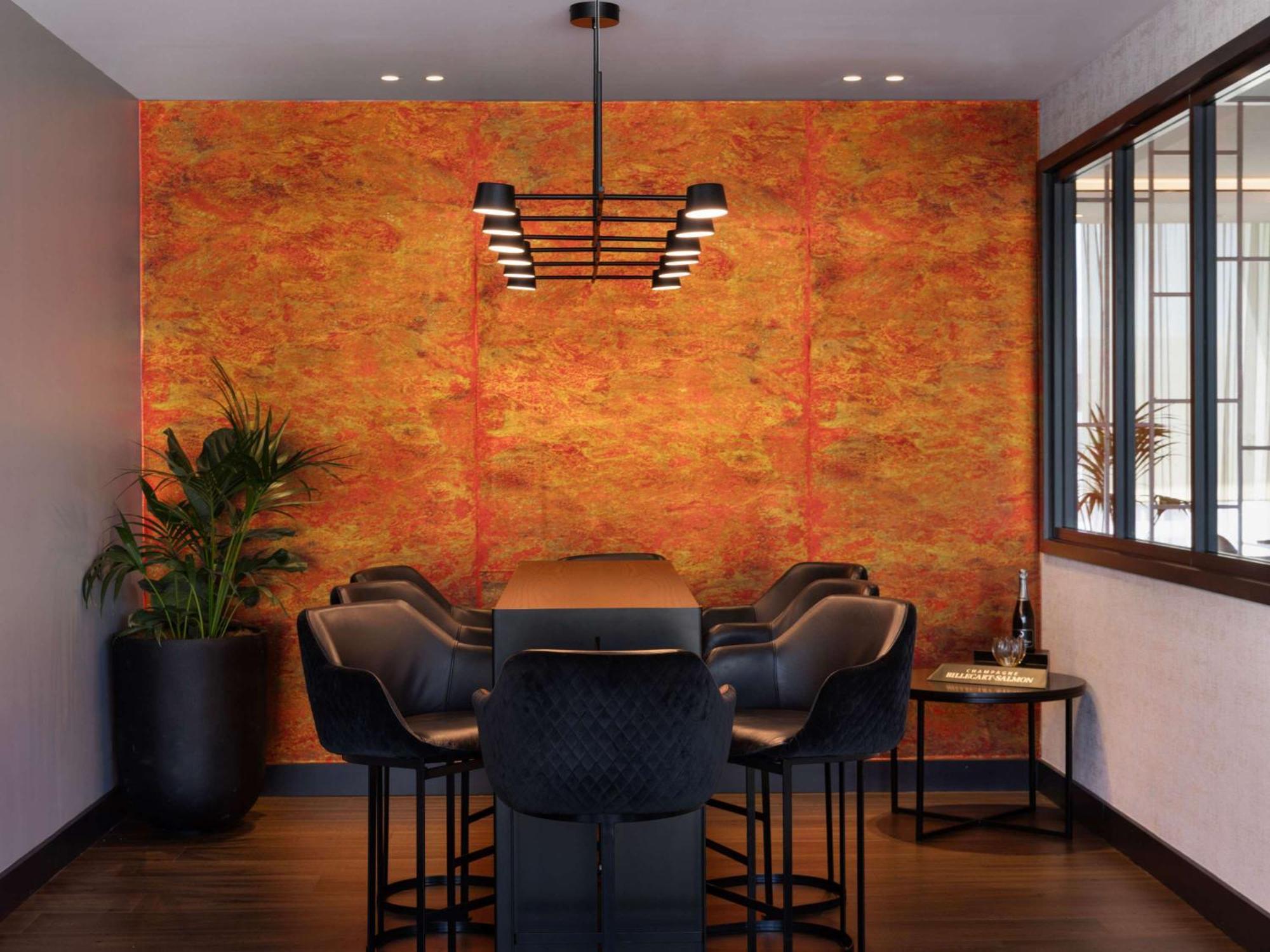 Movenpick Hotel Auckland Exterior photo A dining room with a wall covered in stucco